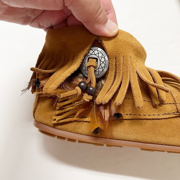 Minnetonka Womens Brown Suede Leather Feather Concho Beaded Low Boot Size 10 - Picture 8 of 10